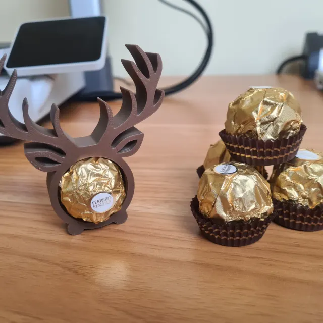 Олень под Ferrero Rocher